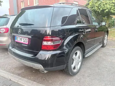 Używany Mercedes ML500 306 KM (225 kW) 2007 Czarny SUV