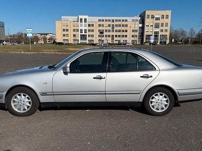 Second-hand Mercedes E240 Elegance 170 CP (125 kW) 1999 Argintiu Berlinǎ
