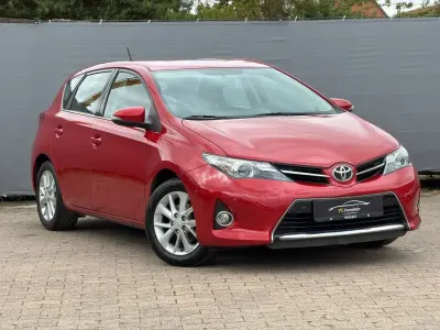 Gebraucht Toyota Auris Life+ 132 PS (97 kW) 2013 Rot Limousine