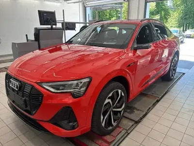 Gebraucht Audi e-tron Sportback S-Line 300 kW (408 PS) 2021 Catalunyarot metallic (metallic) SUV