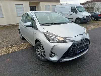 Używany Toyota Yaris Edition 101 KM (74 kW) 2018 Srebrny Hatchback