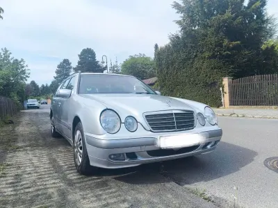 Usado Mercedes E200 136 CV (100 kW) 2000 Plateado Familiar