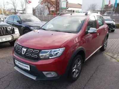 Używany Dacia Sandero Prestige 90 KM (66 kW) 2017 Czerwony Sedan/Limuzyna
