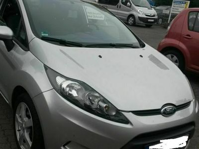 Gebraucht Ford Fiesta Trend 112 PS (82 kW) 2011 Silber metallic Kleinwagen