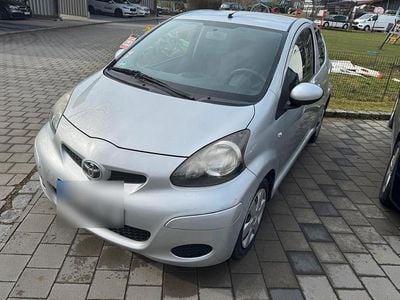 Gebraucht Toyota Aygo 75 PS (55 kW) 2011 Silber Kleinwagen
