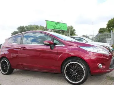 Gebraucht Ford Fiesta Titanium 82 PS (60 kW) 2010 Hot magenta Kleinwagen