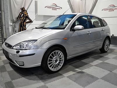 Usata Ford Focus Ghia 101 CV (74 kW) 2004 Argento Berlina