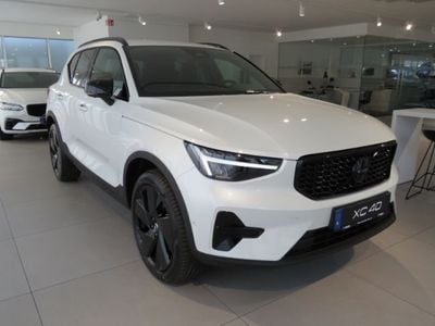 Neu Volvo XC40 Plus 163 PS (119 kW) 2025 Schwarz SUV