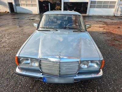 Gebraucht Mercedes 300 88 PS (64 kW) 1980 Silber Limousine