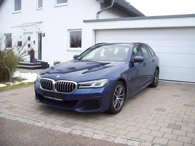 Gebraucht BMW 530e M Sport 292 PS (214 kW) 2022 Pytonicblau metallic Kombi