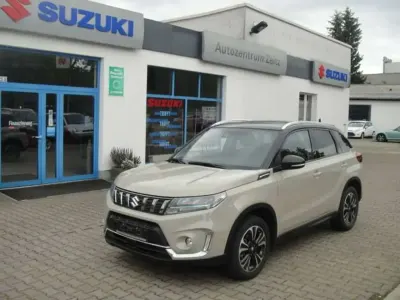 Gebraucht Suzuki Vitara Comfort+ 102 PS (75 kW) 2022 Savannah/cosmic black SUV