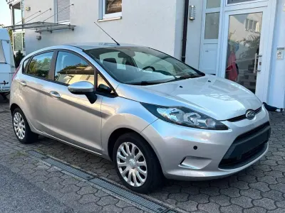Gebraucht Ford Fiesta 82 PS (60 kW) 2010 Silber Kleinwagen