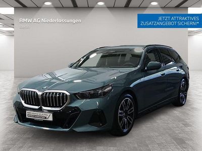 Grün Gebraucht 2024 BMW 520 Comfort Edition Kombi | 51.900 € (Etwas zu teuer)