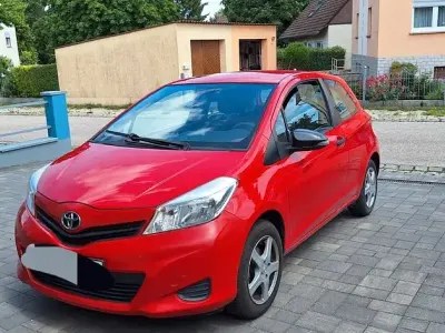 Gebraucht Toyota Yaris Cool 90 PS (66 kW) 2013 Rot Kleinwagen
