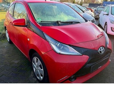 Rot Gebraucht 2018 Toyota Aygo X-play Kleinwagen | 4.165 € (Fairer Preis)