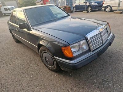 Schwarz Gebraucht 1992 Mercedes E230 Limousine | 2.950 €