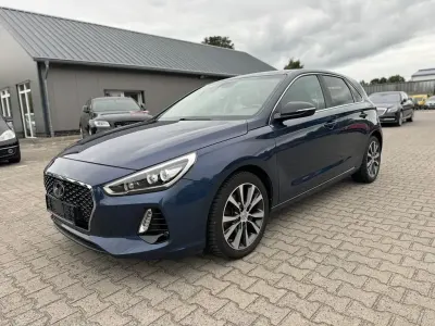 Gebraucht Hyundai i30 Intro Edition 120 PS (88 kW) 2017 Blau Limousine
