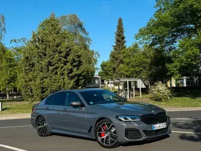 Używany BMW M550 Sport Line 530 KM (389 kW) 2023 Szary Sedan/Limuzyna