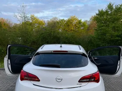 Gebraucht Opel Astra GTC 140 PS (102 kW) 2013 Weiß Limousine