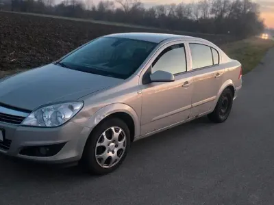 Używany Opel Astra 115 KM (84 kW) 2008 Złoty Sedan/Limuzyna