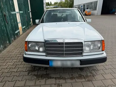 Używany Mercedes 230 136 KM (100 kW) 1989 Biały Sedan/Limuzyna
