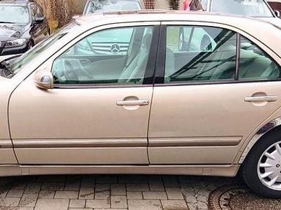 Usata Mercedes E240 Elegance 170 CV (125 kW) 2000 Oro Berlina