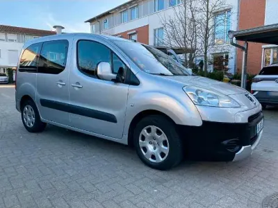 Gebraucht Peugeot TePee 93 PS (68 kW) 2011 Grau Van / Kleinbus