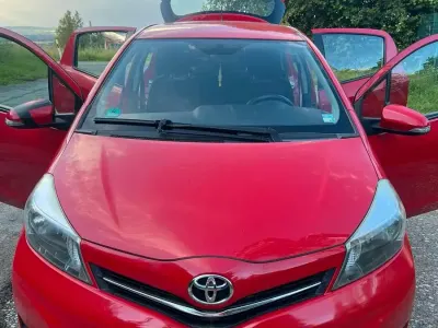 Gebraucht Toyota Yaris 69 PS (50 kW) 2014 Rot Kleinwagen