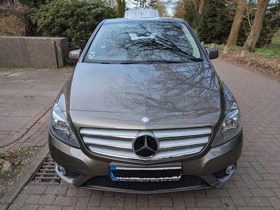 Usata Mercedes B180 122 CV (89 kW) 2014 Marrone Monovolume