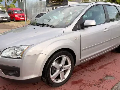 Używany Ford Focus Ghia 116 KM (85 kW) 2005 Srebrny Sedan/Limuzyna