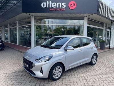 Gebraucht Hyundai i10 Select 67 PS (49 kW) 2021 Sleek silver Kleinwagen