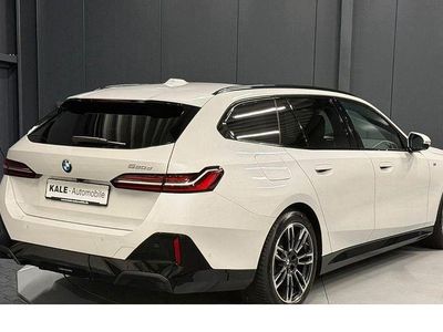 Gebraucht BMW 520 M Sport 197 PS (144 kW) 2024 Mineralweiss metallic Kombi