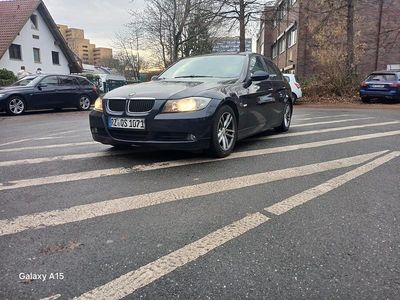 Grau Gebraucht 2005 BMW 320 Limousine | 2.200 €