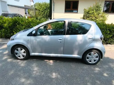 Gebraucht Toyota Aygo 68 PS (50 kW) 2011 Silber Kleinwagen