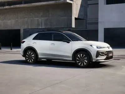 Neu VW T-Roc 116 PS (85 kW) 2026 Pure white uni schwarz uni SUV