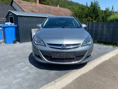 Gebraucht Opel Astra Exklusiv 140 PS (102 kW) 2015 Silber Limousine