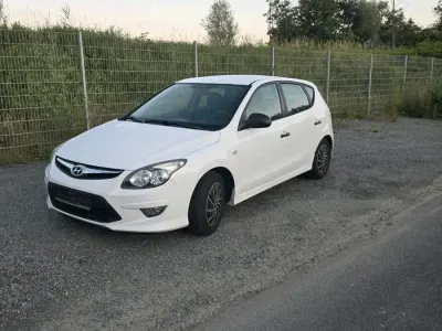 Gebraucht Hyundai i30 109 PS (80 kW) 2011 Weiß Limousine