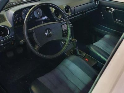 Weiß Gebraucht 1981 Mercedes 200 Limousine | 10.000 €