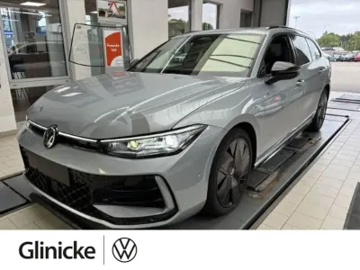 Gebraucht VW Passat R-line 193 PS (141 kW) 2024 Oyster silver metallic Kombi