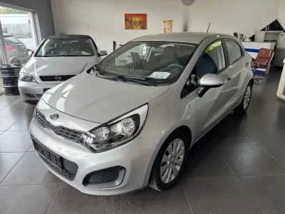 Używany Kia Rio Edition 7 86 KM (63 kW) 2013 Srebrny Sedan/Limuzyna