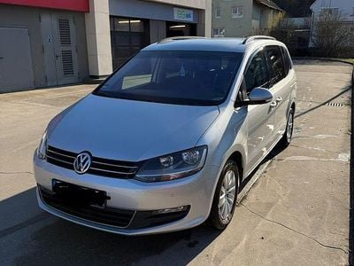 Second-hand VW Sharan Highline 140 CP (102 kW) 2011 Argintiu Monovolum