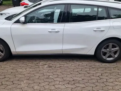 Używany Ford Focus Cool & Connect 120 KM (88 kW) 2019 Biały Sedan/Limuzyna