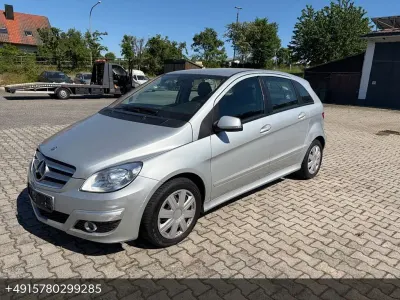 Gebraucht Mercedes B180 109 PS (80 kW) 2011 Silber Van / Kleinbus