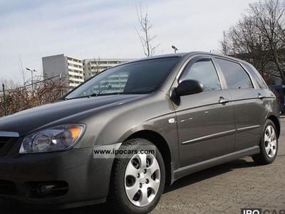 Braun Gebraucht 2006 Kia Cerato Kombi | 1.300 € (Guter Preis)