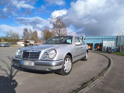 Brugt Mercedes E320 Elegance 220 HK (161 kW) 1995 Sølv Sedan