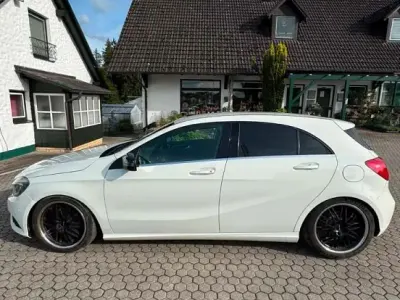 Gebraucht Mercedes A180 122 PS (89 kW) 2012 Weiß Kleinwagen