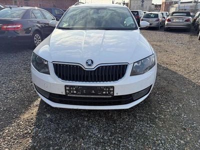 Weiß Gebraucht 2015 Skoda Octavia Elegance Kombi | 6.499 €