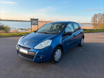 Second-hand Renault Clio II 75 CP (55 kW) 2009 Albastru Hatchback