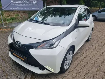 Gebraucht Toyota Aygo X-play 69 PS (50 kW) 2018 Weiß Kleinwagen