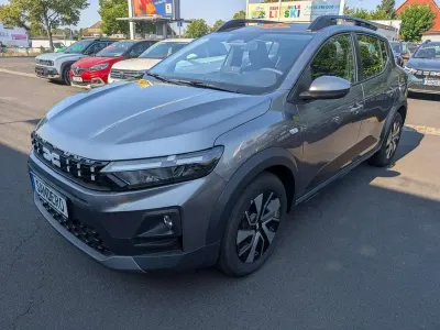 Neu Dacia Sandero Expression 122 PS (89 kW) 2026 Schiefer grau SUV